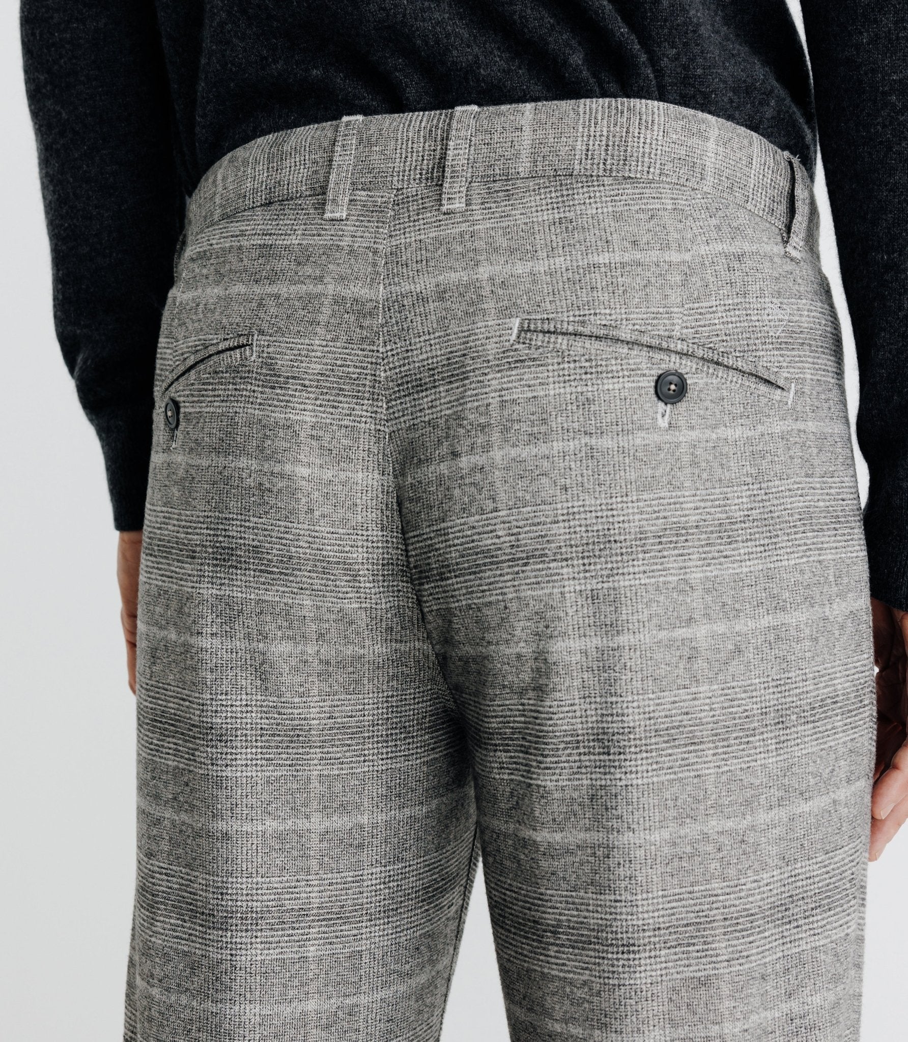 Pantalon chino à carreaux gris - Image 3