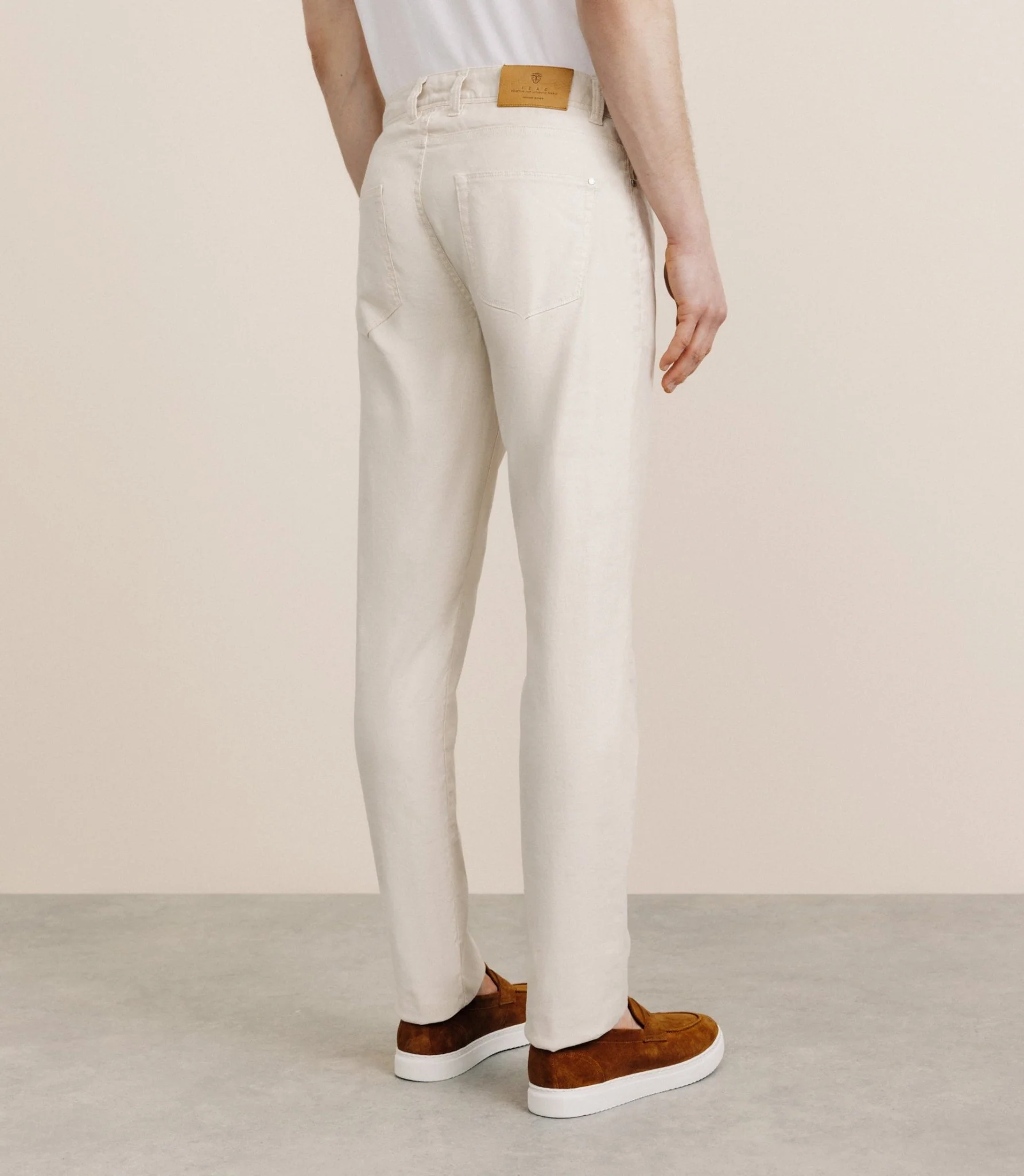Pantalon droit en lin et coton beige - Image 4